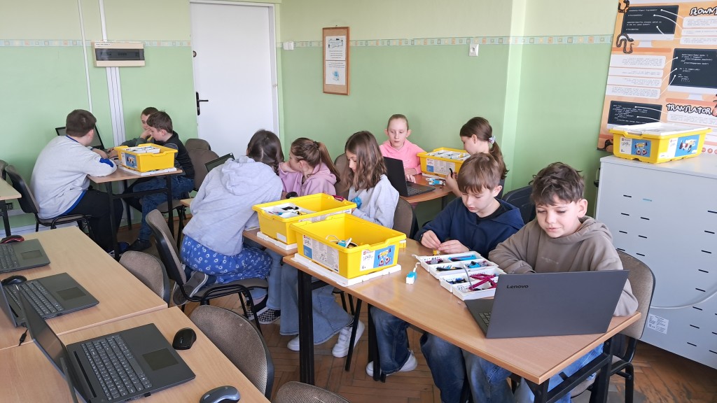 Budujemy i programujemy roboty na informatyce.